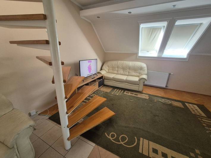 Ganze Wohnung, Mathias, ein geräumiges Apartment mit 2 Schlafzimmern, 2 Bädern und privatem Parkplatz in Ketschkemet, Kecskeméti járás