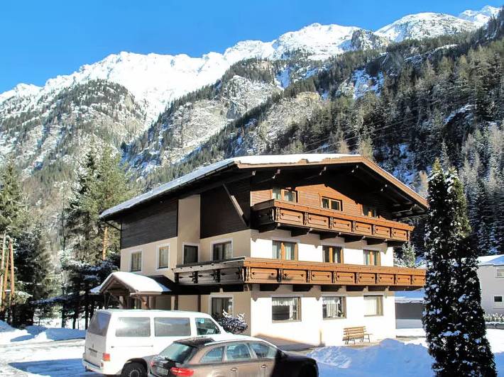 Villa für 27 Personen, mit Balkon und Terrasse sowie Garten im Ötztal