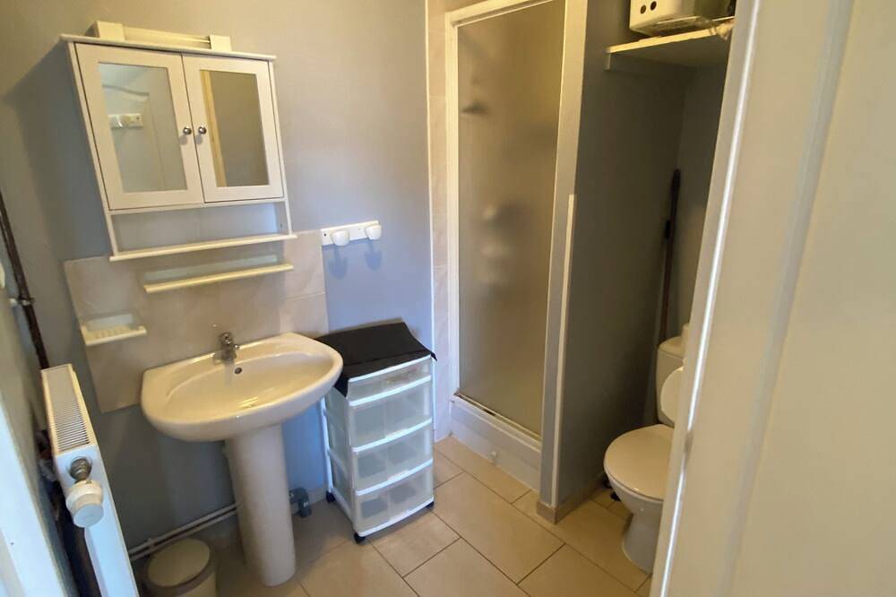 Apartamento entero, Ground-floor studio 2.5kms from town center, shops and casino. in Saint-Amand-les-Eaux, Región de Valenciennes