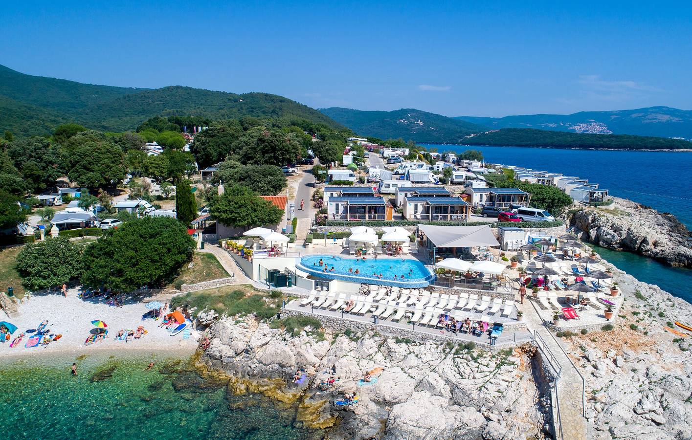 Reizendes Mobilheim mit Meerblick, Pool und WLAN – 2 km vom Strand entfernt in Sveta Marina, Ostküste Istrien