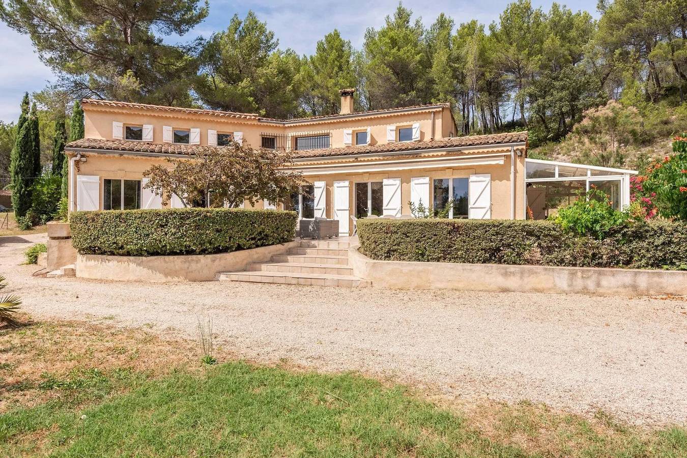 Comfortable Villa with Garden in Rognes – 200 m² in Rognes, Aix-en-Provence region