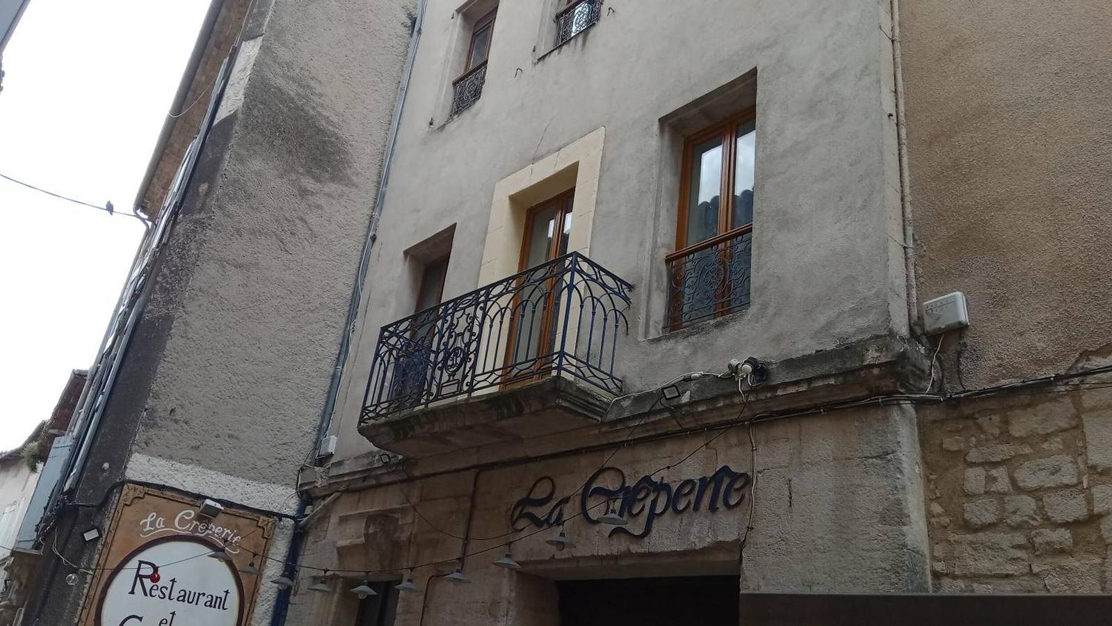 Entire apartment, City Center Forcalquier Apartment with Balcony in Forcalquier, Parc naturel régional du Luberon