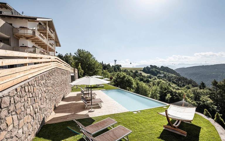 Hotel für 2 Personen, mit Balkon und Whirlpool sowie Terrasse und Garten in Oberbozen