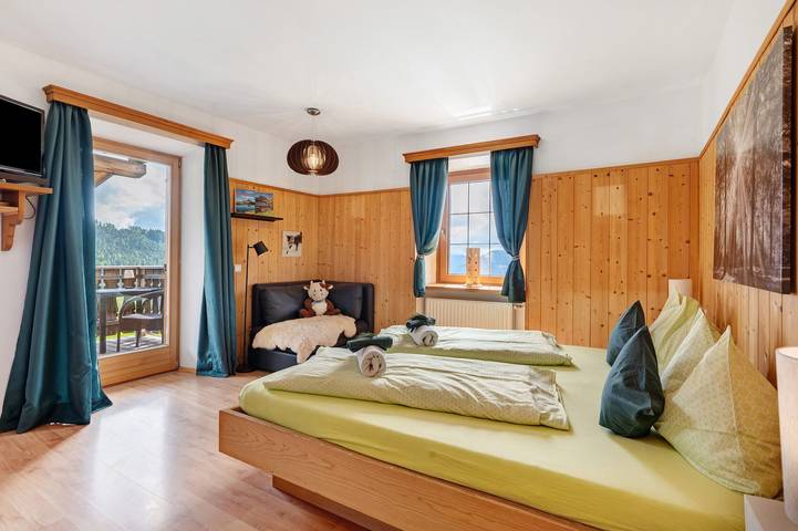 Entire apartment, Holiday Apartment 'Huanzhof Ferienwohnung Lerch' with Mountain View, Private Terrace & Wi-Fi in Aldein, South Tyrol