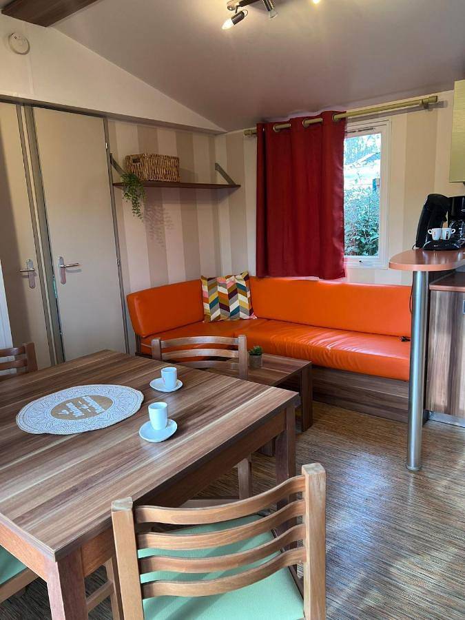 Camping pour 6 personnes, avec Terrasse ainsi que Jardin et Piscine à La Roque-d'Anthéron - 4