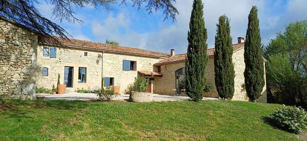Gîte pour 2 personnes, avec jardin ainsi que vue et piscine à Terraube