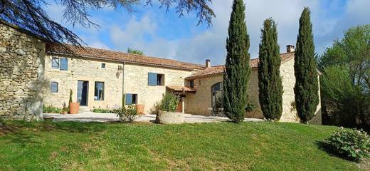 Gîte pour 2 personnes, avec piscine ainsi que vue et jardin à Terraube