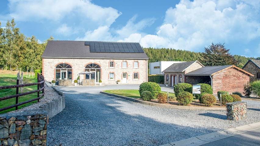 Gîte pour 10 personnes, avec jardin ainsi que sauna et terrasse dans Burnenville