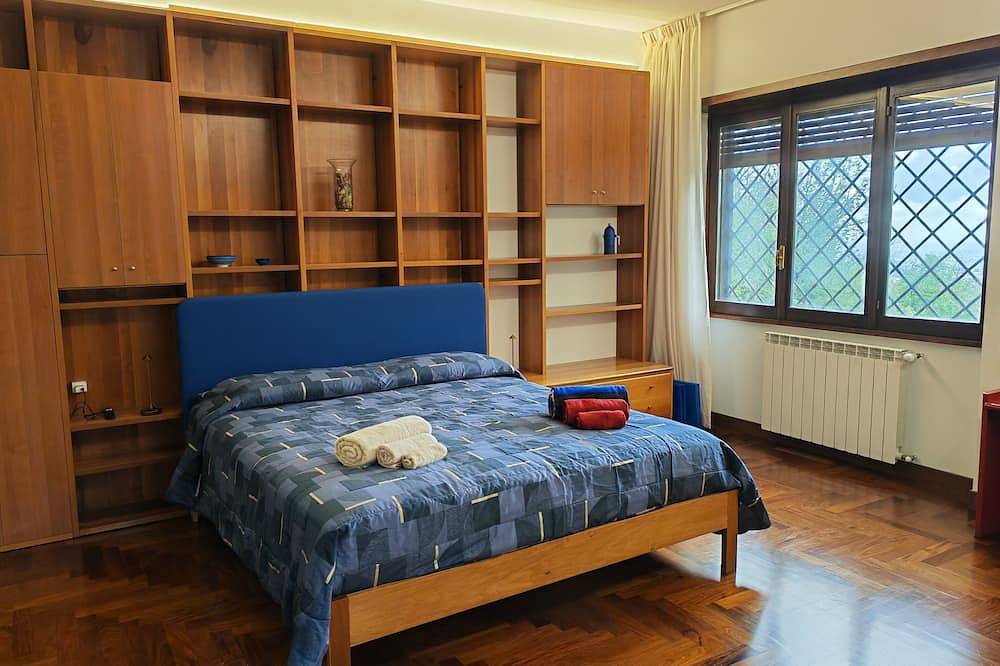 Blue rooms an apartment in the woods into wellness & wilderness in Albano Laziale, Parco Regionale dei Castelli Romani