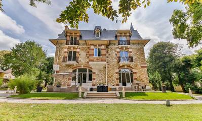 Villa pour 14 personnes, avec jardin ainsi que terrasse et sauna dans Île de France