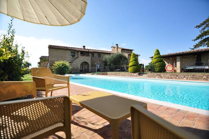 Agriturismo per 4 persone, con piscina e giardino in Poggibonsi