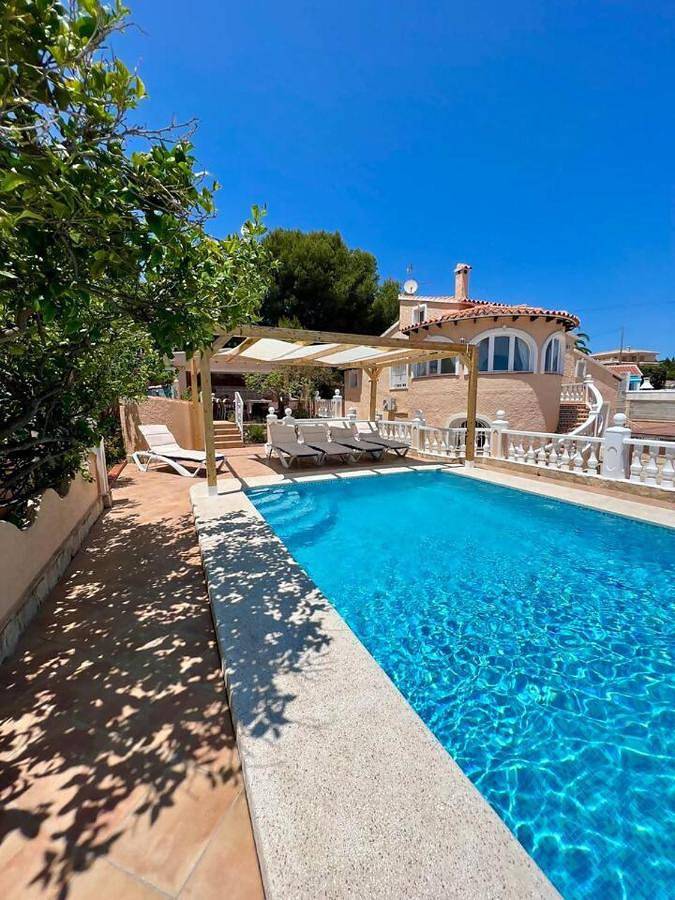 Villa für 9 Personen, mit Pool und Garten sowie Terrasse und Whirlpool in Calpe