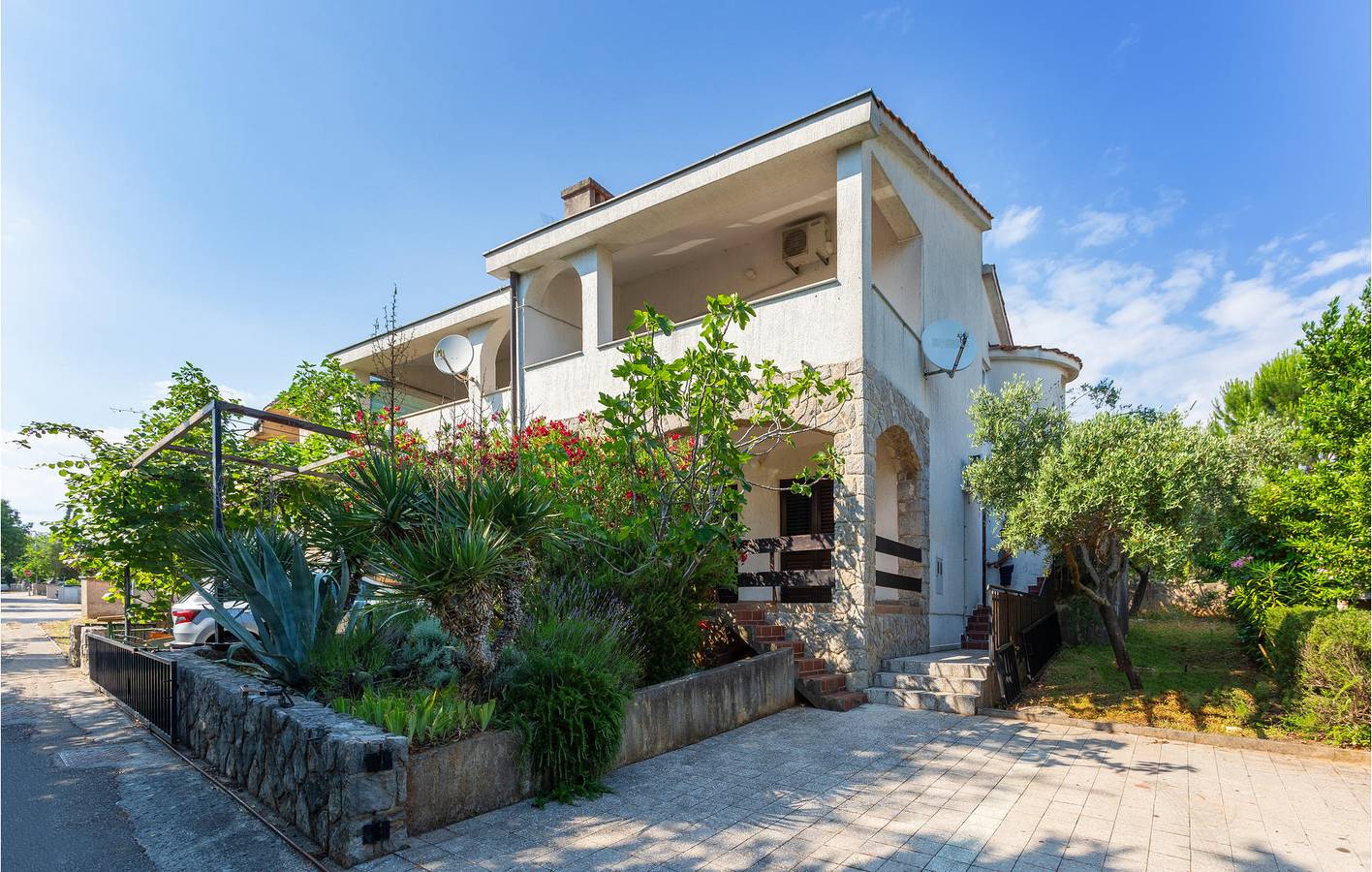 Ganze Ferienwohnung, Gemütliches Apartment mit Terrasse, WLAN, Parkplatz und Strandzugang in der Nähe in Pinezici, Krk