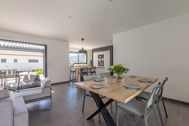 Location de vacances pour 6 personnes, avec terrasse ainsi que jardin et piscine dans Courlay Sur Mer - 4