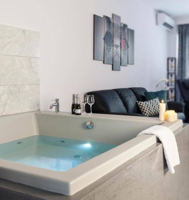 Apartament wakacyjny dla 2 osób, z basen i ogród oraz jacuzzi w Saloniki