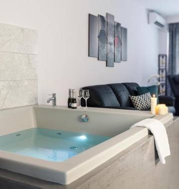 Ferienwohnung für 2 Personen, mit Pool und Garten sowie Whirlpool in Thessaloniki