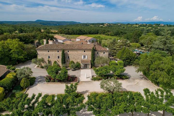 Gîte pour 5 personnes, avec Balcon et Jacuzzi ainsi que Jardin et Piscine à Saint-Privat-de-Champclos