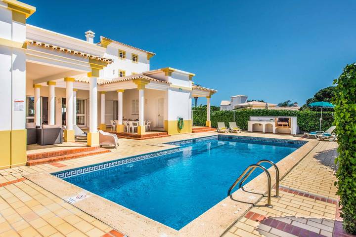 Villa voor 14 personen, with Balkon and Terras as well as Tuin and Zwembad in Guia