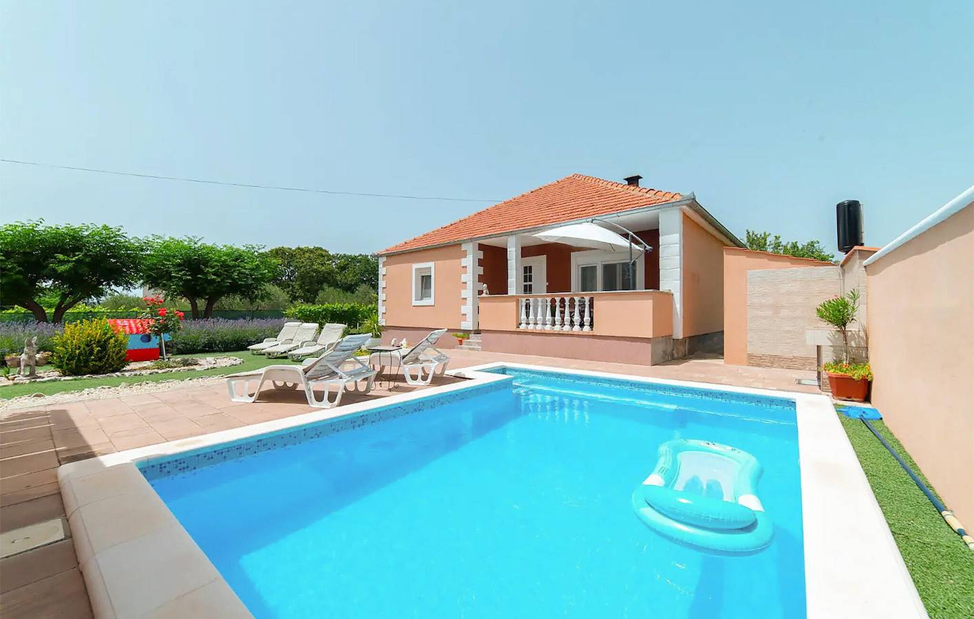 Moderne 2-Zimmer-Wohnung mit Pool und Terrasse in der Nähe des Stadtzentrums von Benkovac in Benkovac, Grad Benkovac