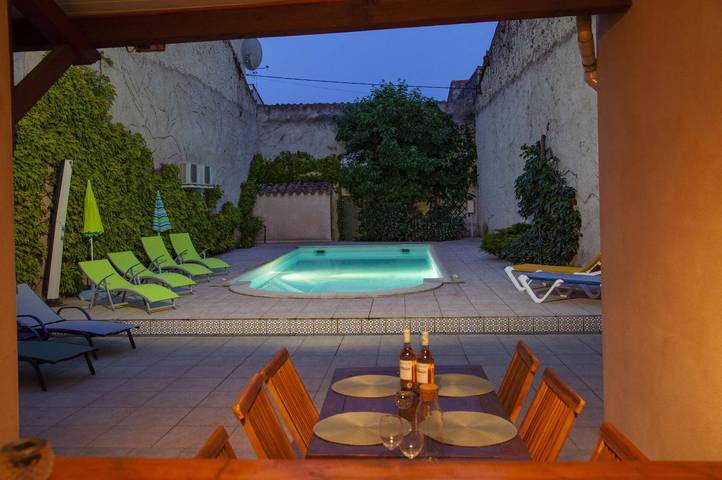 Villa De La Cloche by Villa Plus in Pouzolles, Costa mediterránea (Francia)