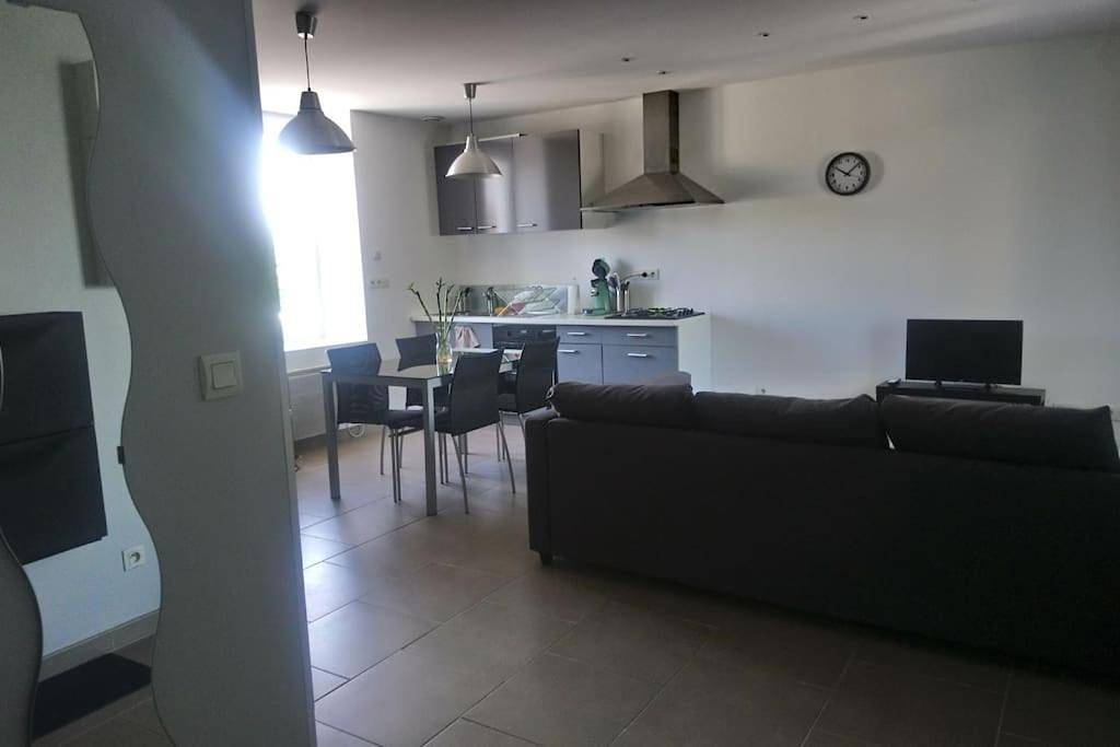 Appartement entier, Bel appart duplex moderne à 9 min de l'aéroport in Janneyrias, Région de Vienne