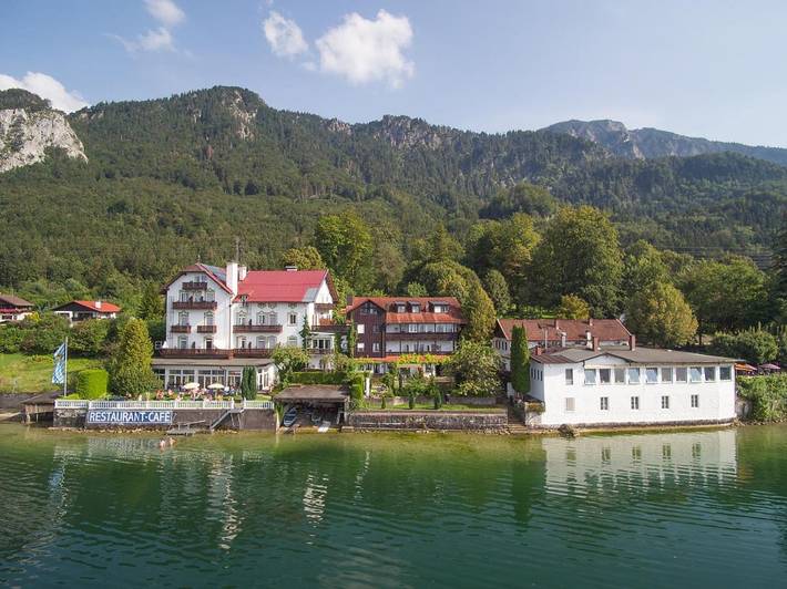 Hotel, mit Balkon und Terrasse sowie Whirlpool und Garten am Kochelsee