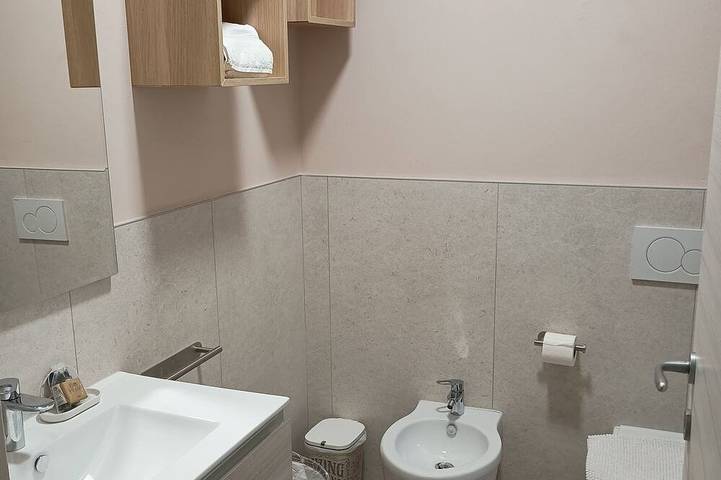 Entire apartment, Casa Viola: Your Relaxing Retreat by the Lake in Lazise, Garda Mountains