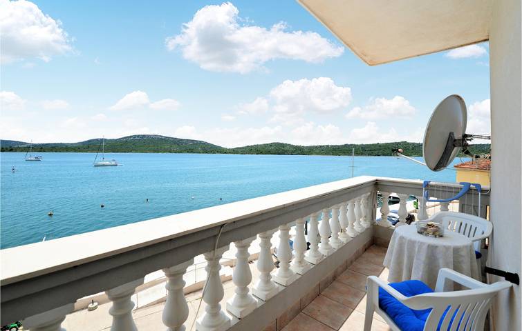 Gîte pour 6 personnes, avec terrasse à Pirovac - 3