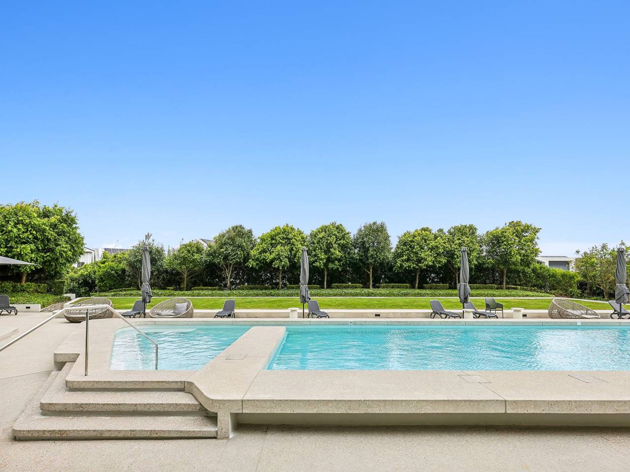 Entire apartment, Glorious Ocean Views, 2-Bed, Pool & Amenities in Queensland