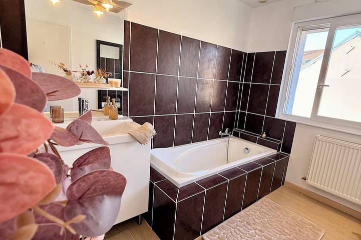 Ganze Wohnung, L'Aparté - 2 Schlafzimmer, Terrasse, Parkplatz, nahe Innenstadt—perfekt für Familie oder Freunde in Vesoul, Haute-Saône