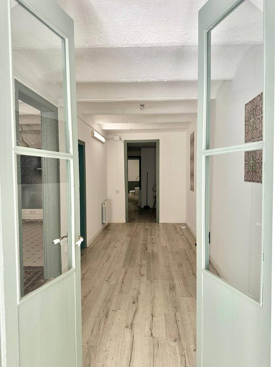 Entire holiday apartment, 2 Bed Flat - Sleeps 4 - Parking - Wifi in Barcelona Centre, Barcelona