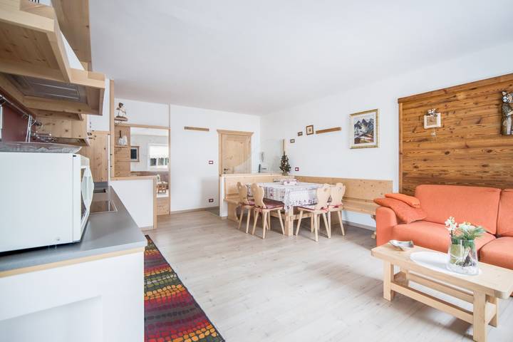 Appartement entier, "Appartamento Vernel" avec vue sur les montagnes, Wi-Fi, balcon et jardin in Canazei, Dolomiti Superski