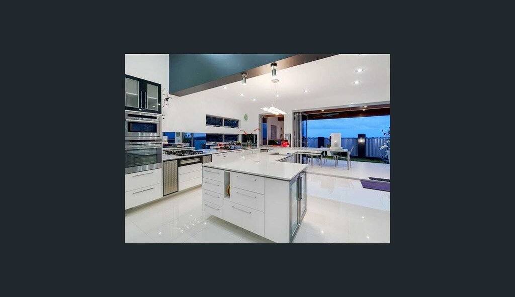 Fraser Island Views - Luxury Family House on the Hill with Panoramic Ocean Views in Hervey Bay, Fraser Coast