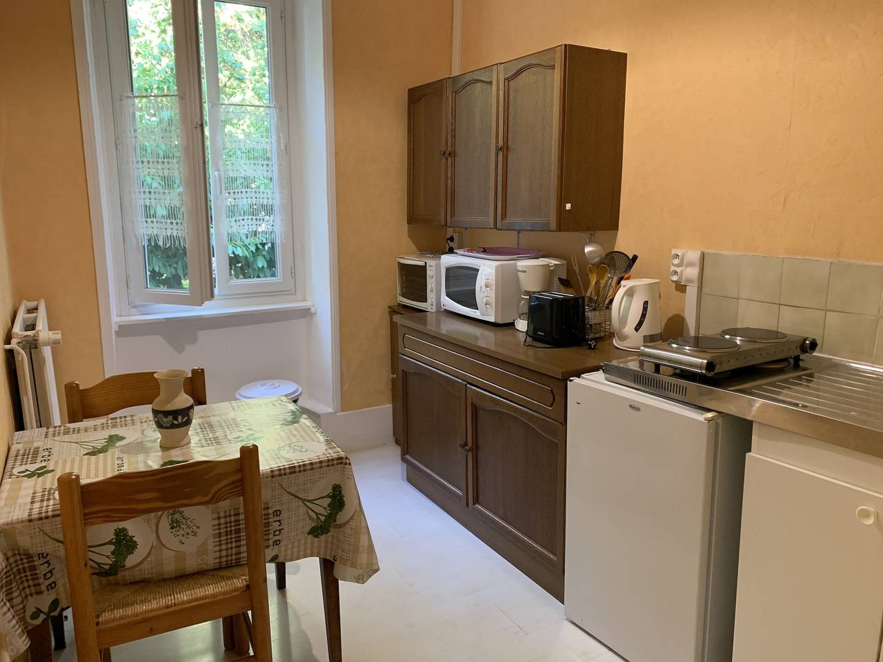 Apartamento entero, Apartamento acogedor en Néris-les-Bains, 20 m², balcón con vista in Néris-les-Bains, Región de Montluçon