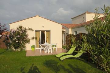 Gîte pour 4 personnes, avec terrasse et jardin à Landevieille