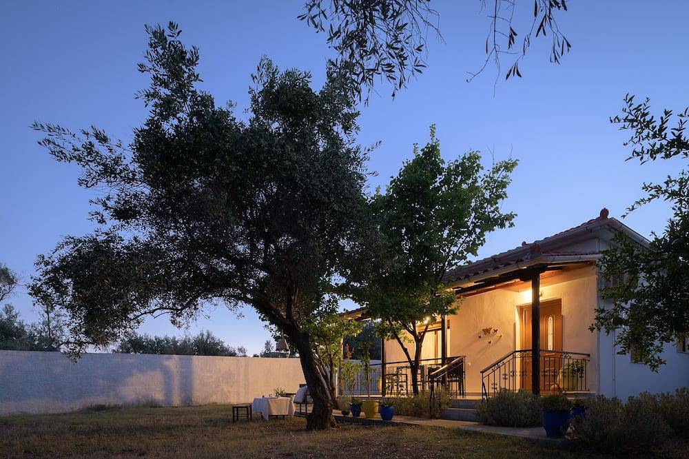 Eleni's Charming Cottage, ideal for Couples or Families seeking Natural Living in Sporades