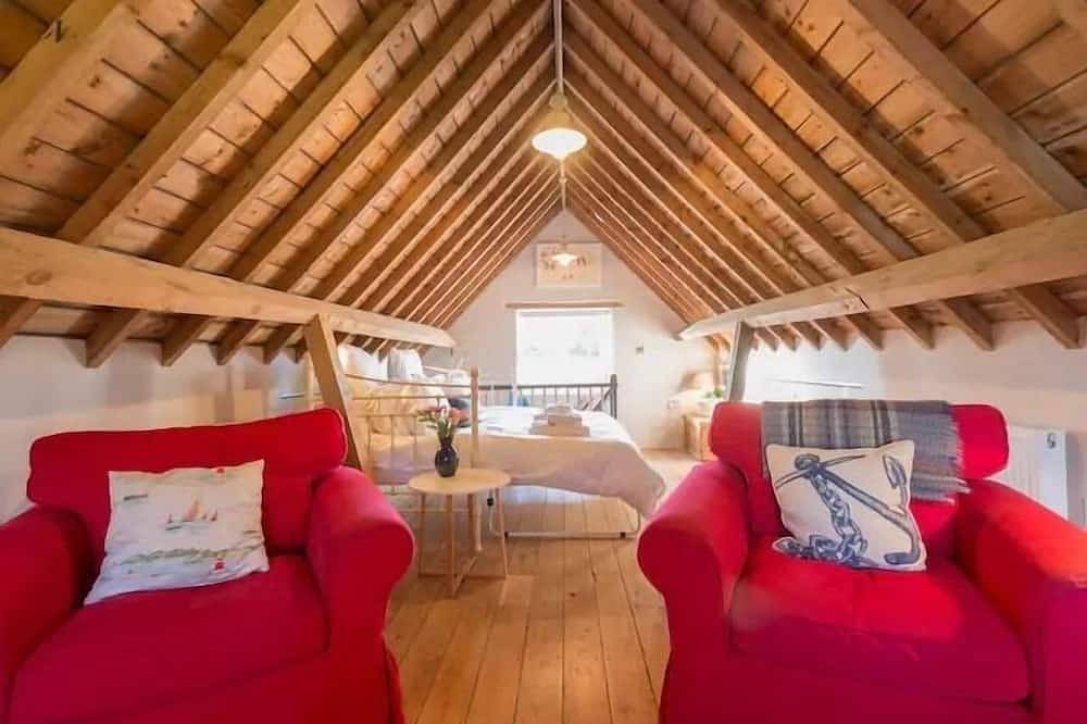 Charming one bedroomed converted boathouse overlooking Broad, Ranworth. in Woodbastwick, The Broads