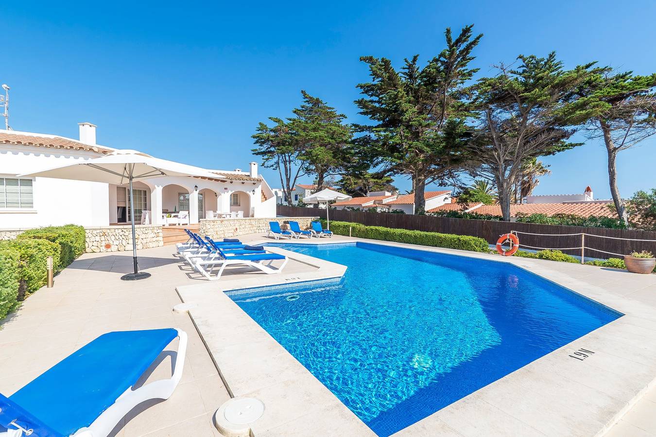 Geräumige Villa mit Pool und Meerblick – Villa Arena Blanca in Punta Prima, Sant Lluís