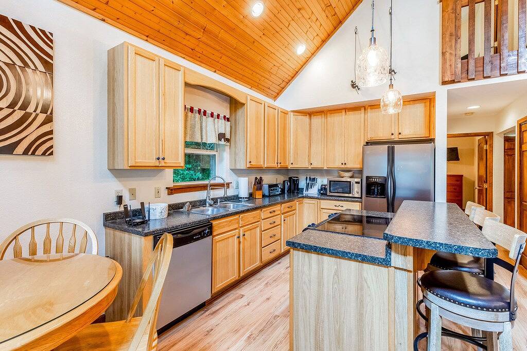 Beautiful dog-friendly mountain house w/new private hot tub, firepit, Wifi, deck in Jackson County