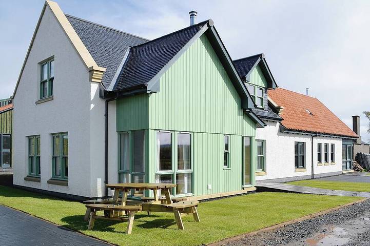 Log cabin for 6 people, with garden, with pets in Falkirk