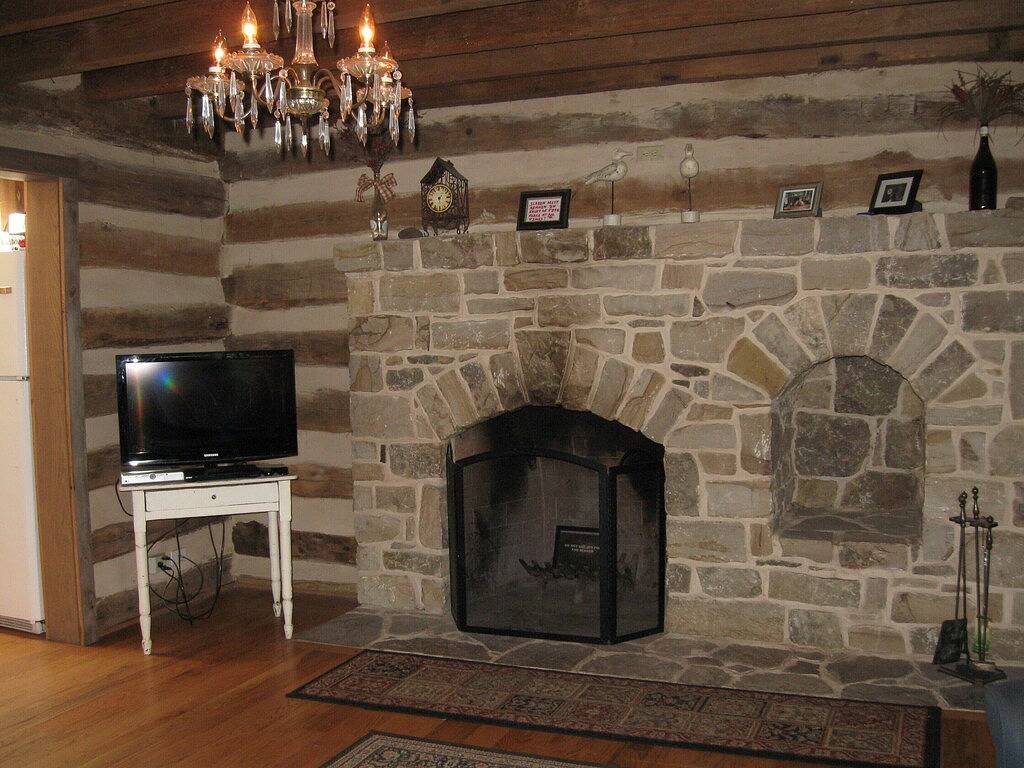 Vintage River Cabin, Log, Riverfront, Kamin, Dock, Whirlpool, Oberlichter, Charme in Page County