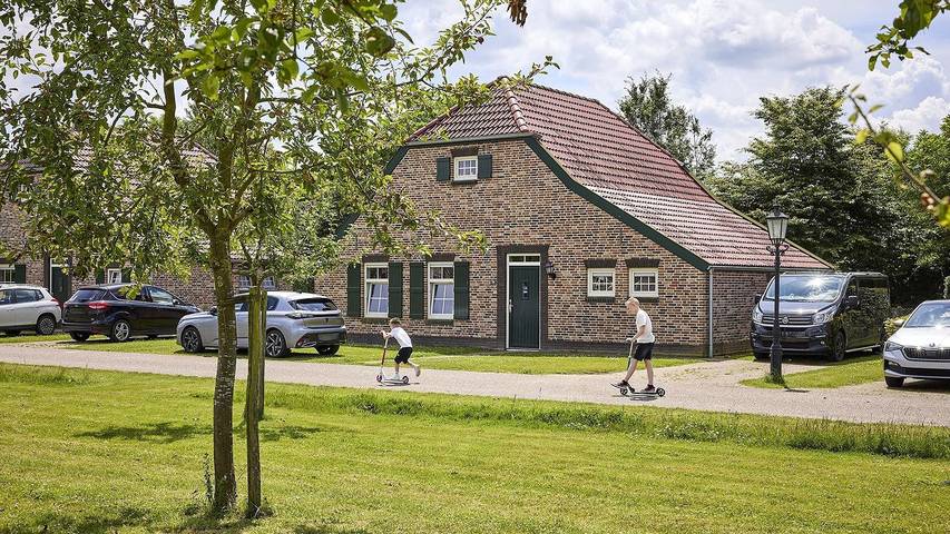 Vakantiehuis voor 10 personen, with whirlpool and zwembad as well as sauna and tuin, met huisdier in Leudal