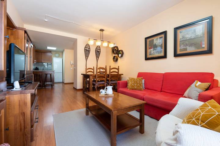 Entire apartment, Holiday Apartment “Pie de pistas Font Canaleta La Molina” next to Ski Slopes with Terrace & Wifi in La Molina, Alp
