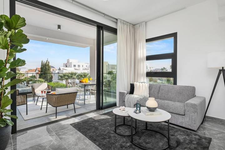 Ferienwohnung für 5 Personen, mit Balkon und Whirlpool sowie Terrasse und Ausblick auf Zypern