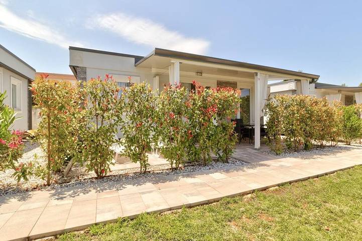 Camping voor 6 personen, with zwembad and terras as well as tuin in Medulin