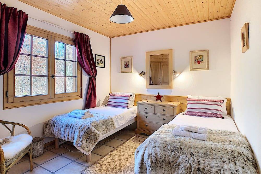 Beautiful chalet, large private garden, 5 minutes walk to ski lifts and lac bleu in Station de Morillon, Grand Massif