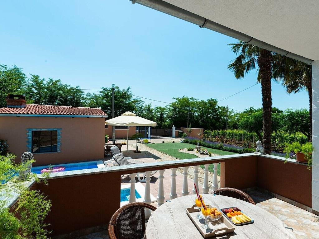 Ferienhaus in Benkovac mit Schwimmbecken in Benkovac, Grad Benkovac