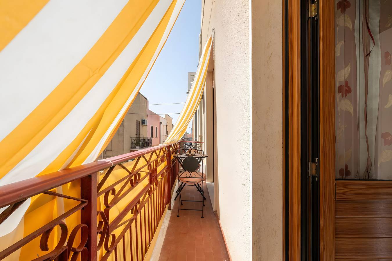 Camera 'Levante' con Balcone, Wi-Fi e Aria Condizionata in Sant'Antioco Città, Sant'Antioco