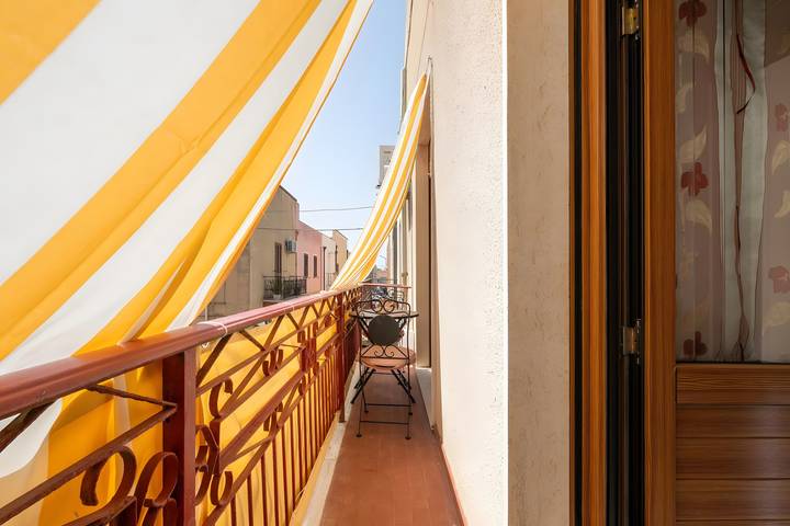Camera 'Levante' con Balcone, Wi-Fi e Aria Condizionata in Sant'Antioco Città, Sant'Antioco