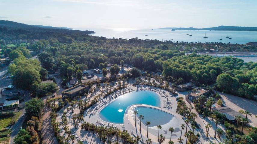 Camping pour 4 personnes, avec Jacuzzi et Terrasse ainsi que Piscine et Sauna
